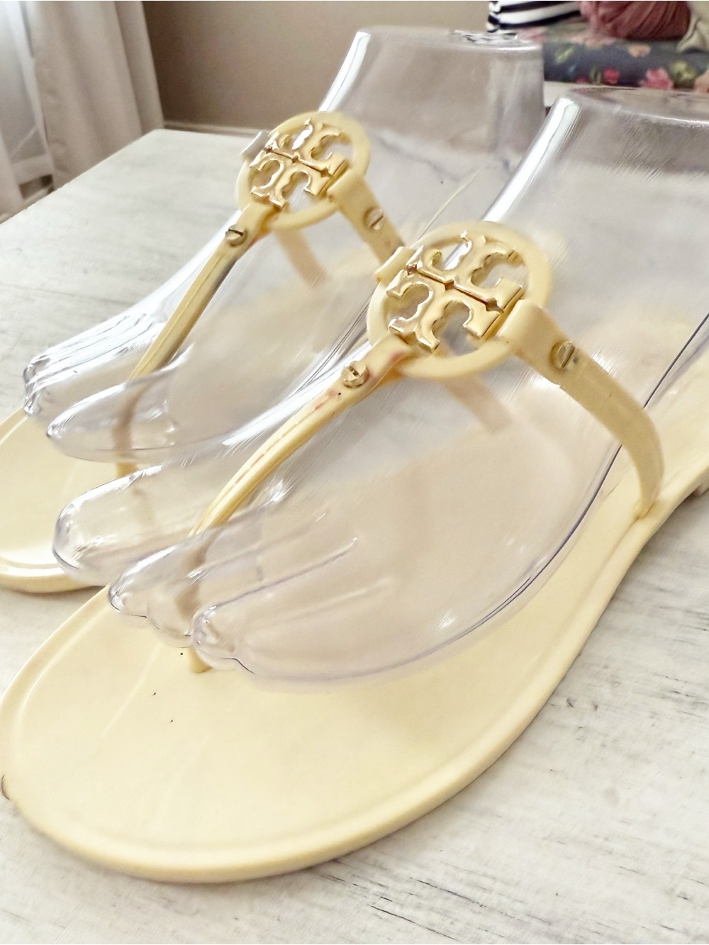 Tory Burch Mini Jelly Miller Ivory Thong Sandals with Gold Logo size 7 - Picture 3 of 10